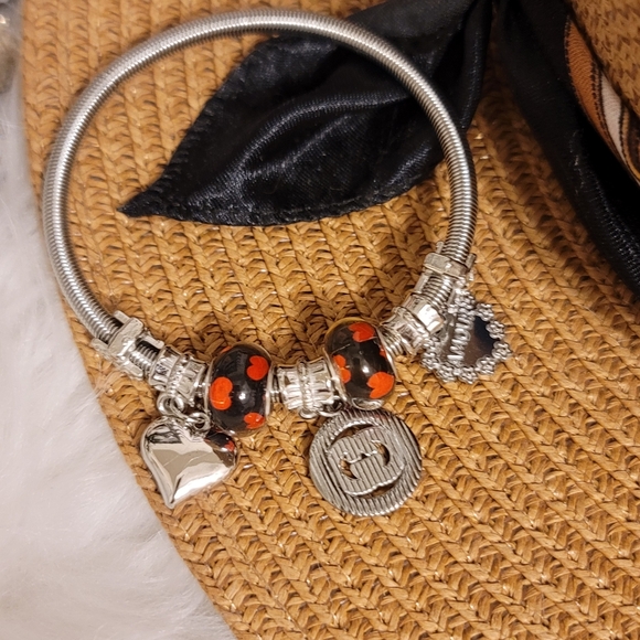 Charm Bracelet with Glass Beads and Hearts New - Picture 6 of 7